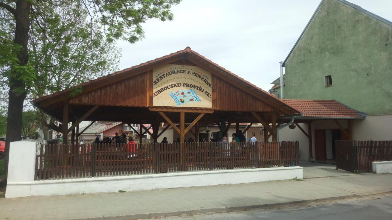 Restaurace A Penzion Ubrousku Prostri Se Nova Bystrice Luaran gambar