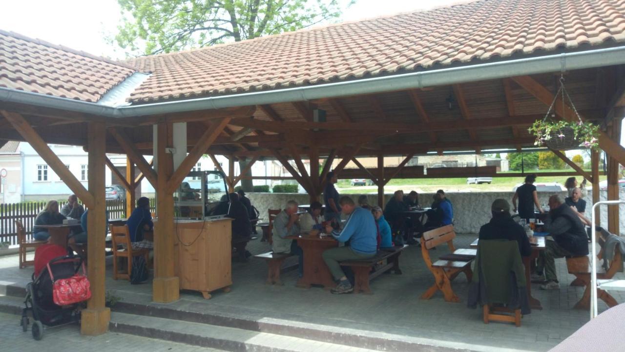 Restaurace A Penzion Ubrousku Prostri Se Nova Bystrice Luaran gambar